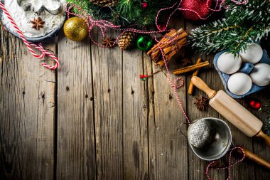 Süzgeç, oklava, baharat pişirme arka plan Noel, Noel ağacı dalları ve süslemeleri, eski ahşap tablo, alan üst görünüm Kopyala 