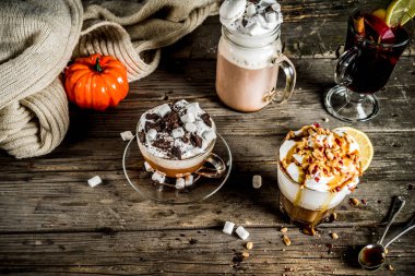 Sonbahar kış sıcak içecekler, sıcak çikolata, Sütlü Balkabağı, karamel ve fıstık kahve latte, mulled şarap, rahat koyu arka plan kopya alanı