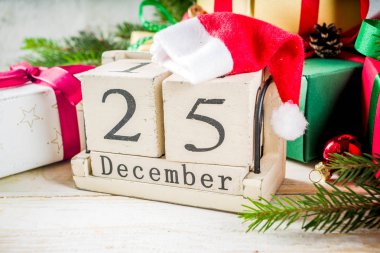 Noel süslemeleri ve renkli hediye kutuları ahşap tahta üzerinde Festival arka plan