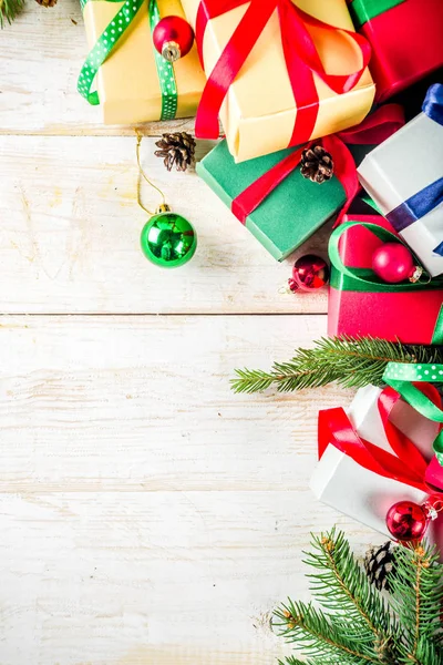 Kerstmis Feestelijke Achtergrond Met Versieringen Kleurrijke Geschenkdozen Houten Bord — Stockfoto