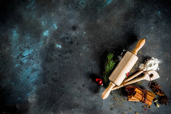 圣诞节烘焙的背景 用烘焙器具 香料和装饰品 深色混凝土表 复制空间顶部视图 — 图库照片