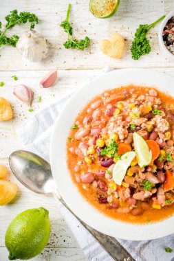 Chili con carne plaka Beyaz ahşap zemin üzerinde. Meksika biber et, cips, kireç, acı biber ile. Meksika ve Amerikan texas geleneksel yemekleri, üstten görünüm kopya alanı