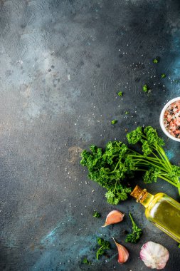 Baharatlar, zeytin yağı ve otlar, koyu mavi beton arka plan kopya alanı üstten görünüm ile pişirme arka plan