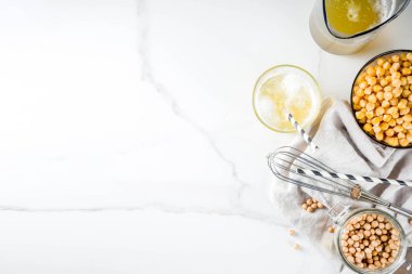 Nohut suyu aquafaba, sıvı su tuzlu su, vegan tarifi için pişirme içinde Değiştir yumurta. Vegan diyet içecek, beyaz mermer arka plan kopya alanı