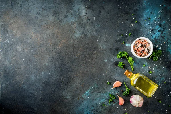 Cozinhar Fundo Com Especiarias Azeite Ervas Fundo Concreto Azul Escuro — Fotografia de Stock