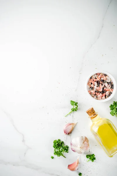 Fondo Cocina Con Especias Aceite Oliva Hierbas Fondo Mármol Blanco —  Fotos de Stock