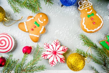 Noel şenlikli arka plan xmas ağacı, Gümüş arka plan kopya alanı başlık biçimi yukarıdaki dekorasyon ile