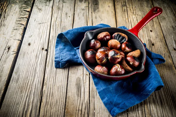 Castagne Tostate Screpolate Tradizionale Spuntino Casereccio Autunnale Invernale Sulla Padella — Foto Stock