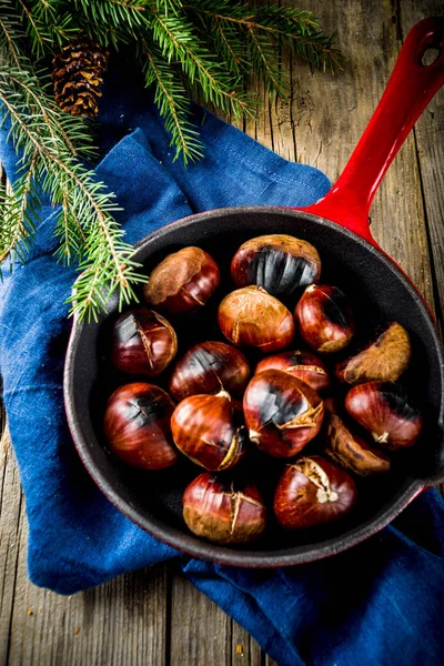 Castagne Tostate Screpolate Tradizionale Spuntino Casereccio Autunnale Invernale Sulla Padella — Foto Stock