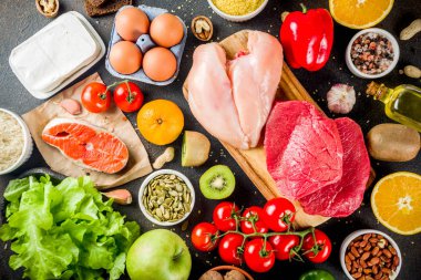 Sağlıklı bir diyet yemek. Çeşitli düşük fodmap malzemeler seçimi - et, sebze, berry, meyve, tahıl, Trendy sağlıklı yaşam konsepti. Karanlık paslı arka plan kopya alanı üstten görünüm