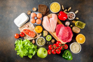Sağlıklı bir diyet yemek. Çeşitli düşük fodmap malzemeler seçimi - et, sebze, berry, meyve, tahıl, Trendy sağlıklı yaşam konsepti. Karanlık paslı arka plan kopya alanı üstten görünüm
