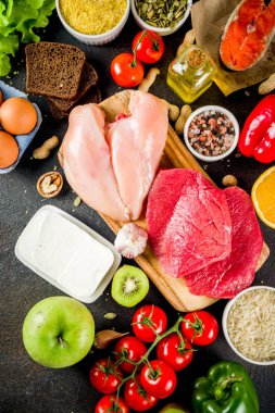Sağlıklı bir diyet yemek. Çeşitli düşük fodmap malzemeler seçimi - et, sebze, berry, meyve, tahıl, Trendy sağlıklı yaşam konsepti. Karanlık paslı arka plan kopya alanı üstten görünüm