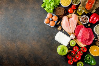 Sağlıklı bir diyet yemek. Çeşitli düşük fodmap malzemeler seçimi - et, sebze, berry, meyve, tahıl, Trendy sağlıklı yaşam konsepti. Karanlık paslı arka plan kopya alanı üstten görünüm