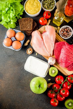 Sağlıklı bir diyet yemek. Çeşitli düşük fodmap malzemeler seçimi - et, sebze, berry, meyve, tahıl, Trendy sağlıklı yaşam konsepti. Karanlık paslı arka plan kopya alanı üstten görünüm