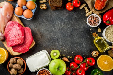 Sağlıklı bir diyet yemek. Çeşitli düşük fodmap malzemeler seçimi - et, sebze, berry, meyve, tahıl, Trendy sağlıklı yaşam konsepti. Karanlık paslı arka plan kopya alanı üstten görünüm