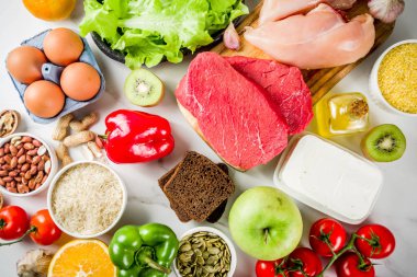Sağlıklı bir diyet yemek. Çeşitli düşük fodmap malzemeler seçimi - et, sebze, berry, meyve, tahıl, Trendy sağlıklı yaşam konsepti. Beyaz mermer zemin kopya alanı üstten görünüm