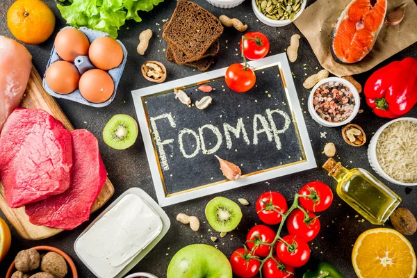 Sağlıklı bir diyet yemek. Çeşitli düşük fodmap malzemeler seçimi - et, sebze, berry, meyve, tahıl, Trendy sağlıklı yaşam konsepti. Karanlık paslı arka plan kopya alanı üstten görünüm