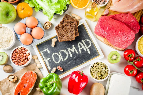 Sağlıklı bir diyet yemek. Çeşitli düşük fodmap malzemeler seçimi - et, sebze, berry, meyve, tahıl, Trendy sağlıklı yaşam konsepti. Beyaz mermer zemin kopya alanı üstten görünüm
