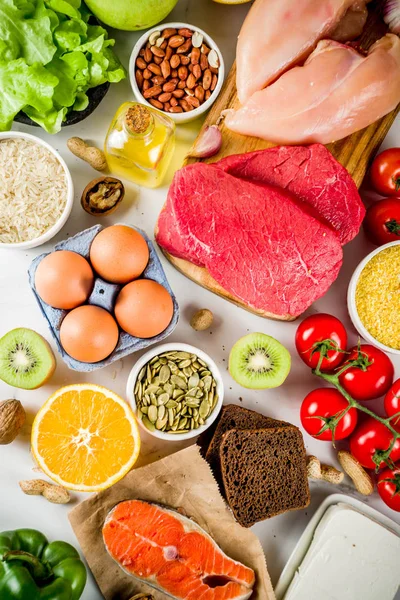 Sağlıklı bir diyet yemek. Çeşitli düşük fodmap malzemeler seçimi - et, sebze, berry, meyve, tahıl, Trendy sağlıklı yaşam konsepti. Beyaz mermer zemin kopya alanı üstten görünüm