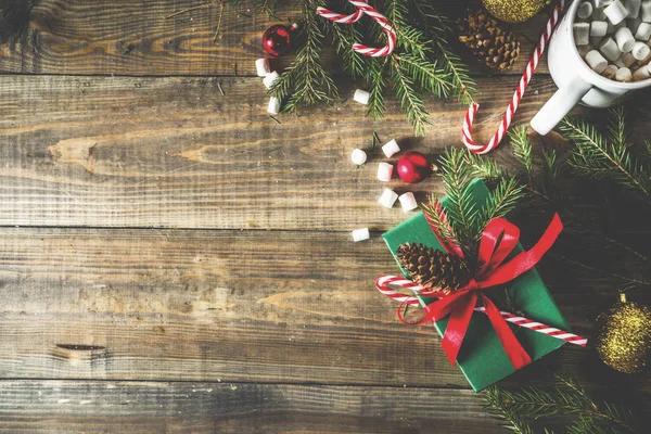 Caixa Presente Natal Com Decorações Artesanais Sobre Fundo Madeira Vista — Fotografia de Stock
