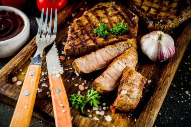 Ev yapımı taze ızgara et. Barbekü sığır eti biftek orta ahşap tahta üzerinde Barbekü soslu ızgara. Üstten görünüm kopya alanı
