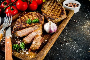Ev yapımı taze ızgara et. Barbekü sığır eti biftek orta ahşap tahta üzerinde Barbekü soslu ızgara. Üstten görünüm kopya alanı