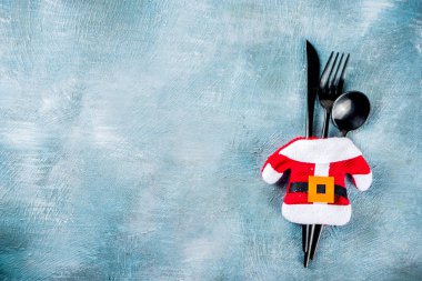 Noel akşam yemeği yer sofra Santas giysileri ile