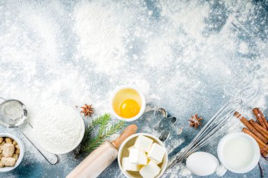 Noel ve arka plan pişirme kış. Mutfak gereçleri ve malzemeleri için yemek pişirme - un, şeker, yumurta, tereyağı, süt, tarçın, çırpma teli, oklava, anason, mavi beton arka plan kopya alanı üstten görünüm