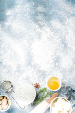 Noel ve arka plan pişirme kış. Mutfak gereçleri ve malzemeleri için yemek pişirme - un, şeker, yumurta, tereyağı, süt, tarçın, çırpma teli, oklava, anason, mavi beton arka plan kopya alanı üstten görünüm
