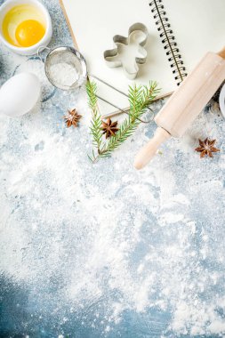Noel ve arka plan pişirme kış. Mutfak gereçleri ve malzemeleri için yemek pişirme - un, şeker, yumurta, tereyağı, süt, tarçın, çırpma teli, oklava, anason, mavi beton arka plan kopya alanı üstten görünüm