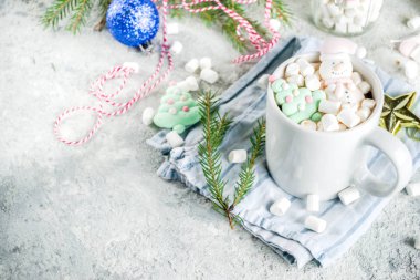 Noel için yaratıcı fikir içki, lezzetli sıcak çikolata komik hatmi kardan adam, yılbaşı ağacı, yağmur sevgili Noel Baba, Noel dekorasyon kopya alanı üstten görünüm ev zemin üzerine