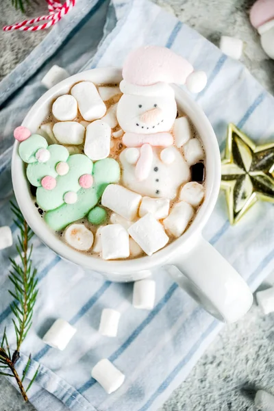 Kreative Idee Für Weihnachtsgetränk Leckere Heiße Schokolade Mit Lustigem Marshmallow — Stockfoto