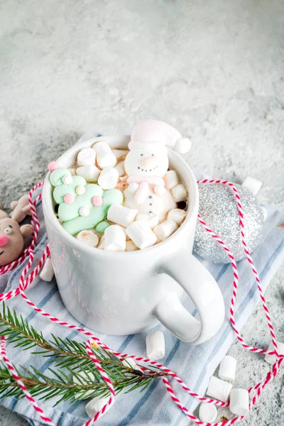 Kreativ Ide Til Juledrik Lækker Varm Chokolade Med Sjov Skumfidus - Stock-foto