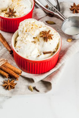 Soğuk ev yapımı yumurta likörü dondurma ile tarçın ve anason, beyaz mermer zemin, üzerine kopyalama alanı
