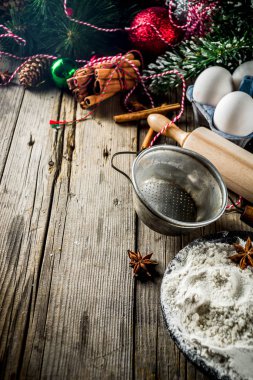 Süzgeç, oklava, baharat pişirme arka plan Noel, Noel ağacı dalları ve süslemeleri, eski ahşap tablo, alan üst görünüm Kopyala 