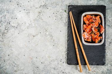 Siyah ve beyaz susam ile tepesinde Marine (Tamari, tahin, limon suyu ve bal) içinde somon balığı  