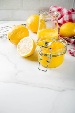 Taze limon, beyaz mermer zemin kopya alanı ile ev yapımı limon lor cam kavanozlar