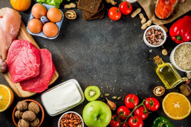 Sağlıklı bir diyet yemek. Çeşitli düşük fodmap malzemeler seçimi - et, sebze, berry, meyve, tahıl, Trendy sağlıklı yaşam konsepti. Karanlık paslı arka plan kopya alanı üstten görünüm