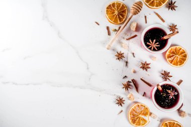 Geleneksel sonbahar kış sıcak ev yapımı kokteyl, kırmızı mulled şarap içecek malzemelerle, beyaz mermer zemin kopya alanı üstten görünüm
