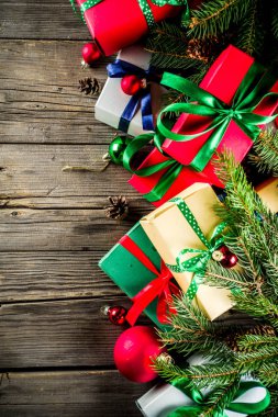 Noel süslemeleri ve renkli hediye kutuları ahşap tahta üzerinde Festival arka plan
