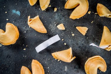 Çin kurabiyesinden tahmin üzerinde koyu mavi beton arka plan kopya alanı ile