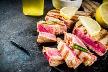 Ton balığı biftek limon ve baharat, koyu mavi beton arka plan kopya alanı üstten görünüm ile ızgara