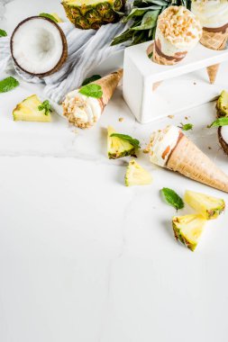 Tropikal meyve ev yapımı dondurma, ananas ve hindistancevizi, gözleme ile kırıntısı, bir beyaz mermer masa, kopya alanı üstten görünüm