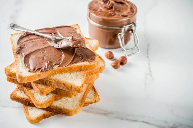 Çikolata ve fındıklı sandviç, kızarmış ekmek, beyaz mermer arka plan fotokopi alanı.