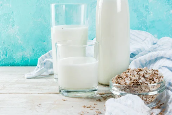 Comida Alternativa Vegana Avena Leche Láctea Sobre Fondo Azul Claro — Foto de Stock