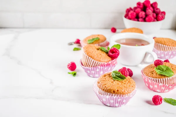 Γλυκό Καλοκαιρινό Επιδόρπιο Σπιτικό Φούρνο Muffin Μαρμελάδα Βατόμουρο Σερβίρονται Τσάι — Φωτογραφία Αρχείου
