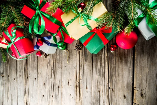Natale Sfondo Festivo Con Decorazioni Scatole Regalo Colorate Tavola Legno — Foto Stock