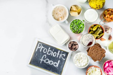Süper sağlıklı probiyotik fermente gıda, içecekler, malzemeler, beyaz mermer zemin üzerine alan üstten görünüm kopya kaynak