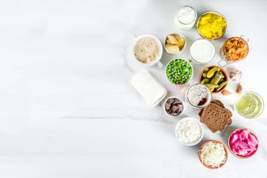 Süper sağlıklı probiyotik fermente gıda, içecekler, malzemeler, beyaz mermer zemin üzerine alan üstten görünüm kopya kaynak