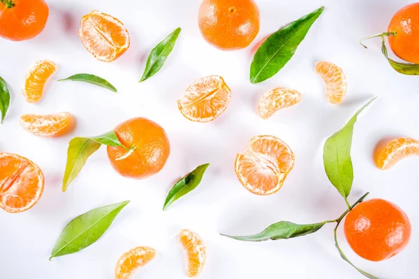 Taze yaprakları, üst ile ham organik mandalina flatlay kopya alanı göster